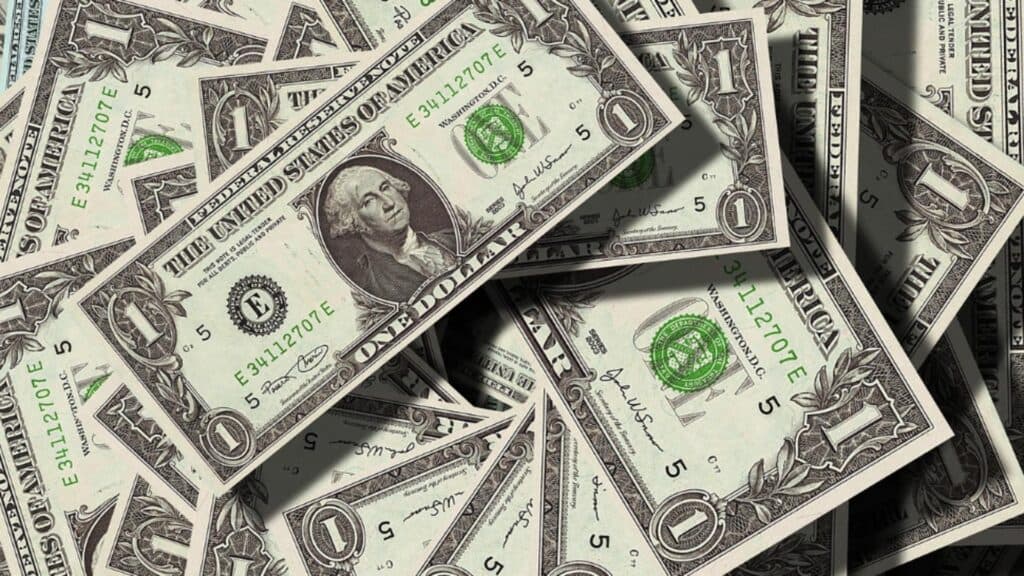 Caz neobișnuit: un angajat a fost recompensat cu un salariu uriaș de 330 de ori mai mult și a ales să-și părăsească locul de muncă în loc să restituie suma impresionantă