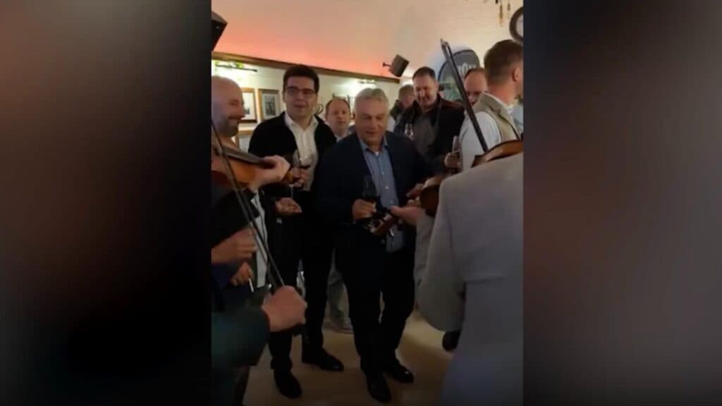 Premierul Ungariei, un spectacol savuros al lăutarilor în inima Clujului