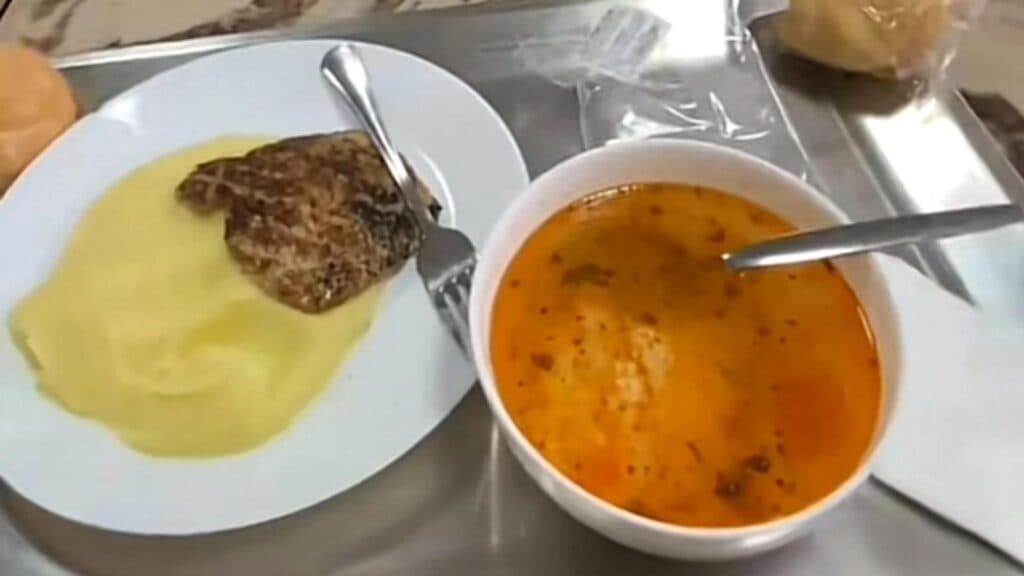 Oferte de nerefuzat pentru prânzul de la cantina ASE: ciorbă, piure cu cotlet de porc, chiflă, mămăligă cu cârnați și castraveți la preț mic