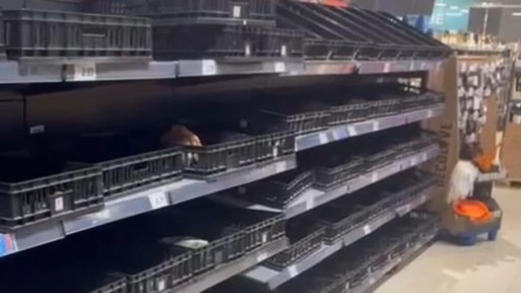 Rafturile magazinelor din Constanța, dezvăluite de goana pentru provizii înaintea furtunii de Cod Roșu