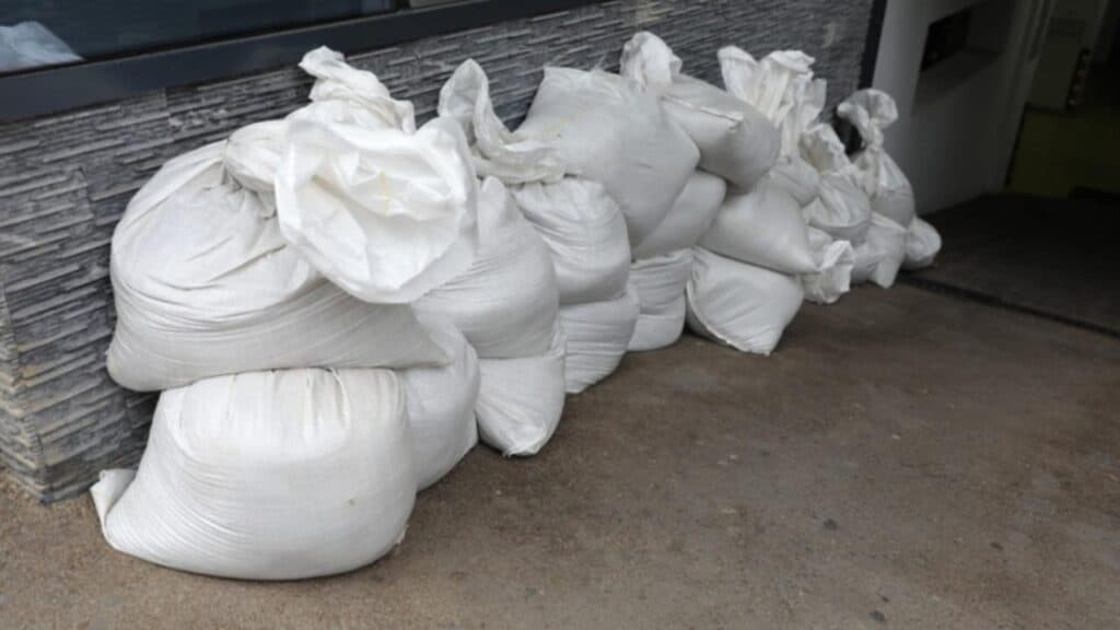 Primăria Constanța răspunde furtului sacilor cu nisip destinați protecției împotriva inundațiilor: „Aceste resurse nu sunt pentru uzul liber al cetățenilor.”