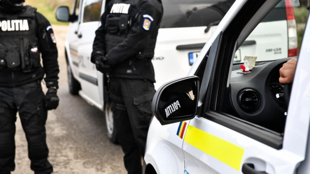 Rețea de proxeneți, demascată de procurori. Un agent de poliție, complice de încredere al criminalilor, le furniza informații confidențiale