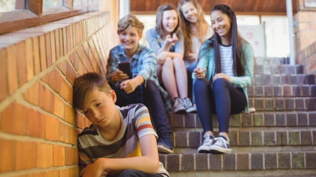 Românii își pierd încrederea în educație: abandonul școlar și bullyingul, principalele surse de frustrare