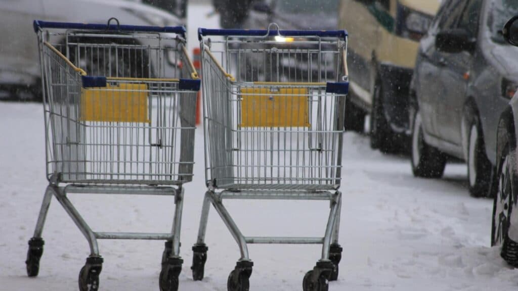 Românii transformă magazinele în destinații de shopping din cauza inflației record. Oamenii își umplu cămările de frica prețurilor în creștere