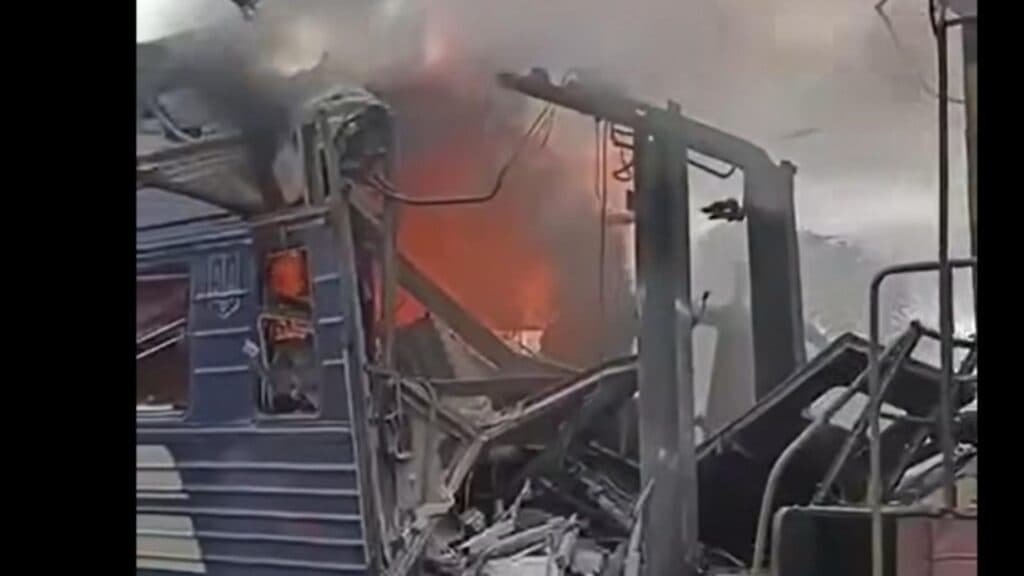 Atac devastator în Ucraina: trenul plin de pasageri, ținta bombardamentelor rusești, cu peste 30 de răniți