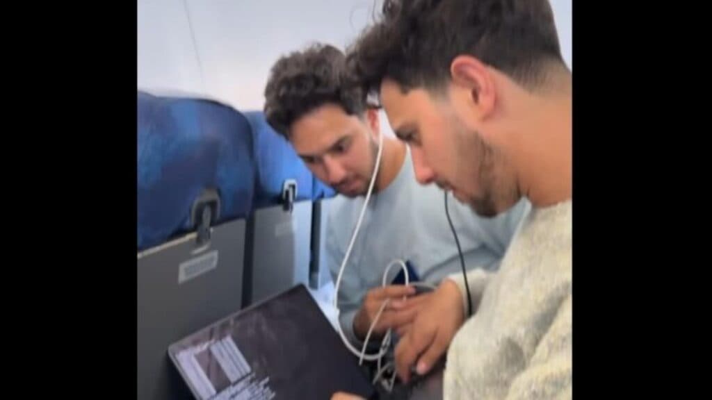 Panică în aer: doi francezi au preluat controlul sistemului de divertisment al unui zbor Tarom pentru a se juca Mario