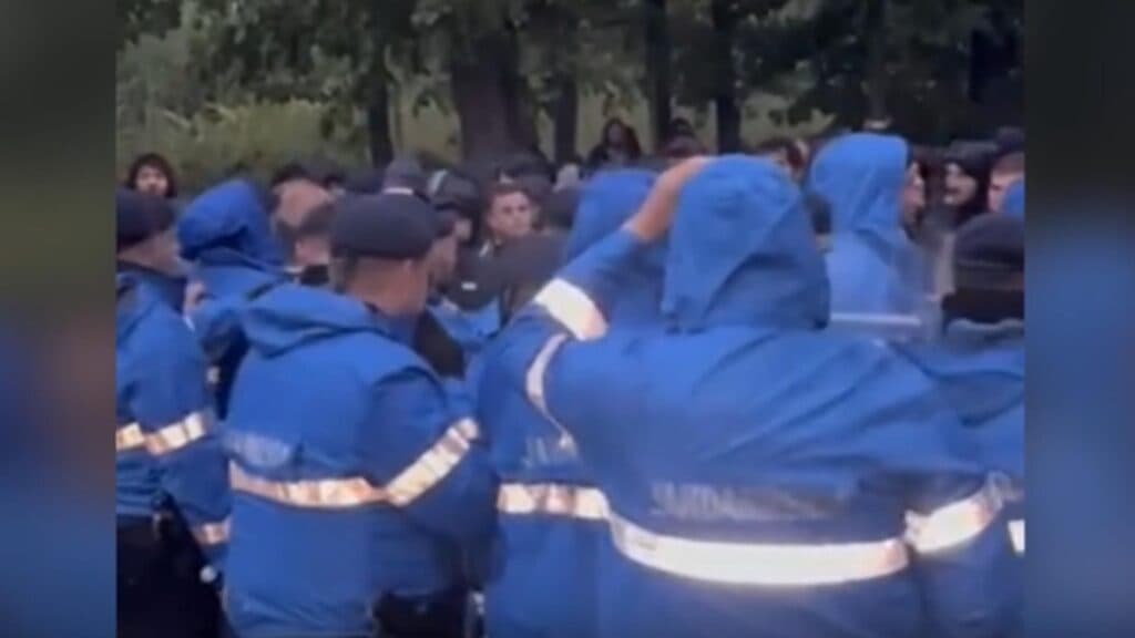 Conflicte pe arena sportivă: Fanii elvețieni au atacat jandarmii cu pietre, iar forțele de ordine au răspuns cu gaze lacrimogene