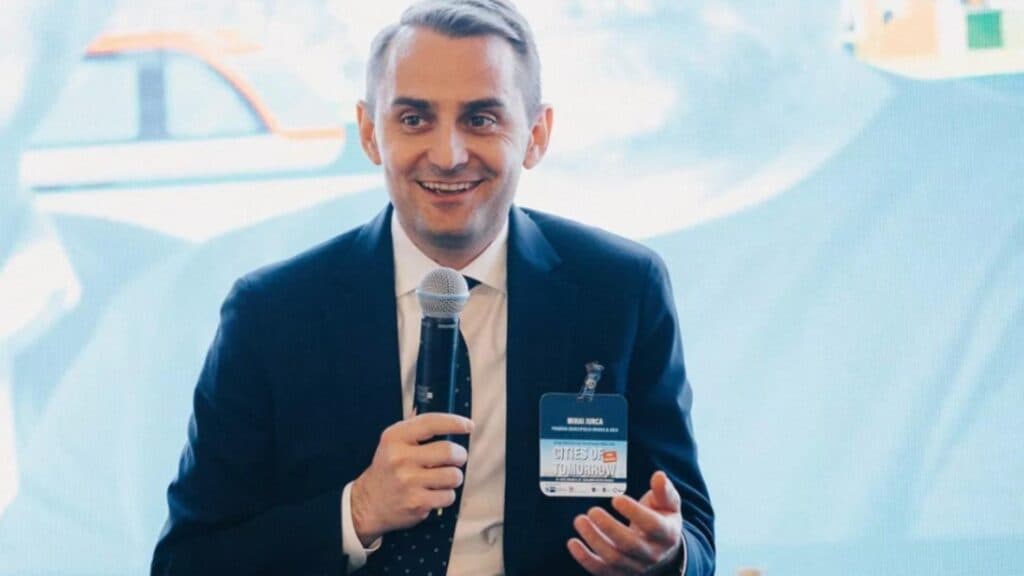Directorul biroului lui Bolojan se mândrește cu economiile realizate pe seama șoferilor guvernamentali, dar cum justifică prezența sa în continuare alături de un șofer și o mașină de serviciu?
