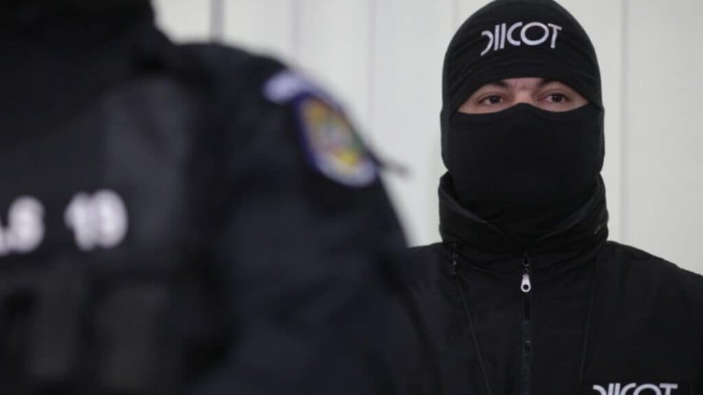 Alertă la Bistrița: Un bărbat de 33 de ani, descoperit cu patru bombe artizanale, reținut de DIICOT pentru terorism