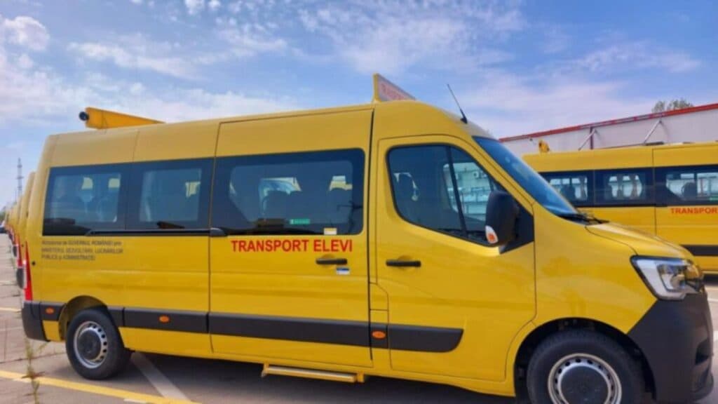 Șofer de microbuz școlar, atacat brutal de doi agresori mascați în Gorj, care l-au pândit la ieșirea de acasă