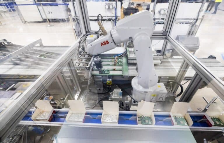 SoftBank își îmbogățește portofoliul de robotică prin achiziția diviziei de robotică a ABB Group
