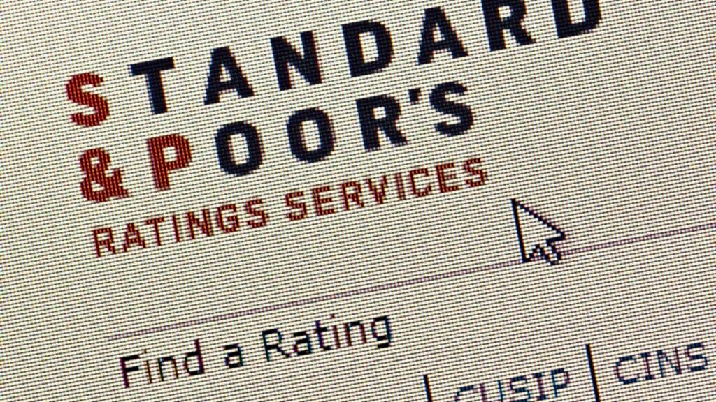 S&P păstrează ratingul României la BBB-, dar semnalează riscuri în privința perspectivei financiare