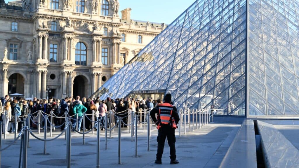 Spargerea de la Louvre: Cinci indivizi reținuți, printre care se numără și principalul suspect