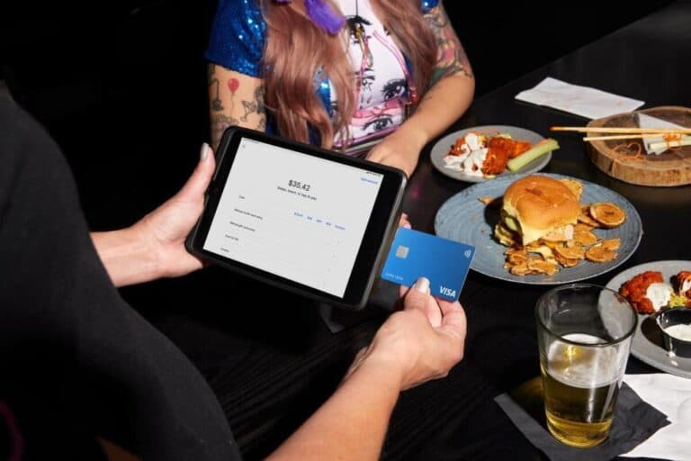 Square lansează un sistem de comandă vocală prin inteligență artificială și o soluție integrată pentru plăți în Bitcoin, destinată comercianților
