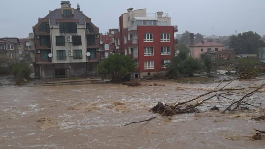 Alertă în Bulgaria: Inundațiile devastează stațiunile de la Marea Neagră