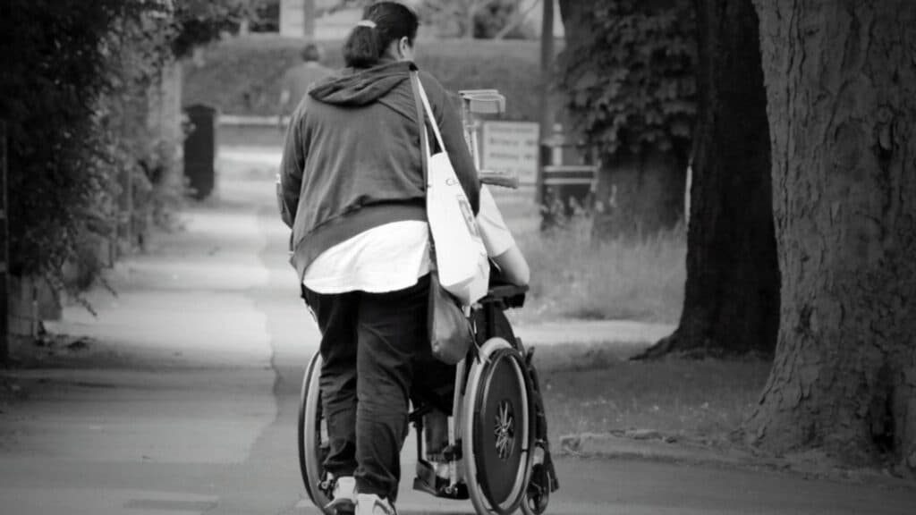 Sumele incredibil de reduse acordate copiilor defavorizați. O analiză: cât câștigă un copil în comparație cu un parlamentar?
