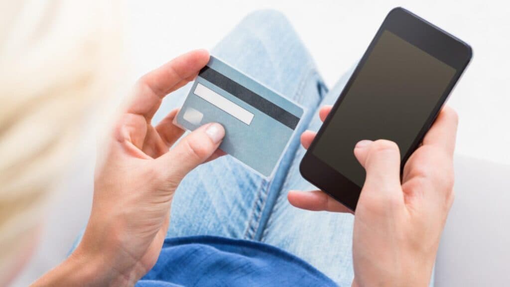 Tânăr sub anchetă pentru fraudă: a obținut împrumuturi pe numele partenerului cunoscut pe internet, folosind o metodă ingenioasă pentru a-i câștiga încrederea