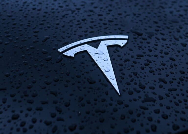 Sistemul de conducere autonomă al Tesla se află în centrul unei anchete pentru încălcări ale siguranței rutiere