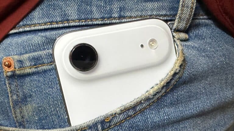 iPhone Air: atât de ușor încât am uitat că îl am în buzunar