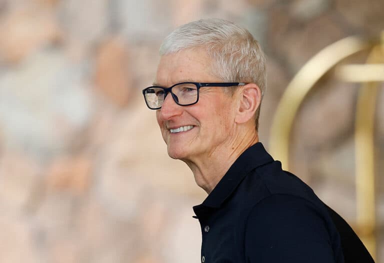 Tim Cook afirmă că Apple este deschisă la fuziuni și achiziții în domeniul inteligenței artificiale