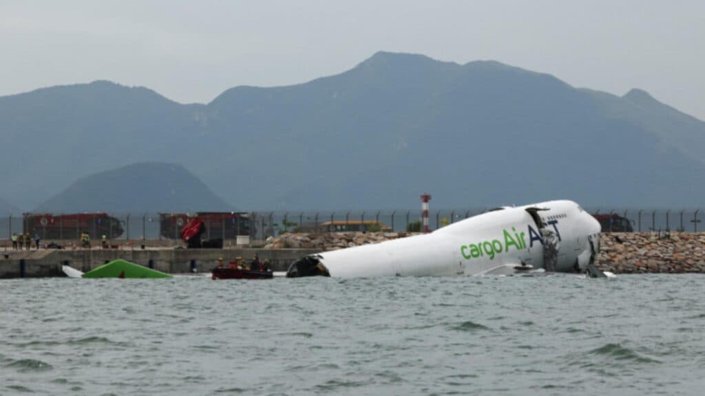 Catastrofă pe Aeroportul din Hong Kong: un avion de marfă a intrat în coliziune cu un vehicul și s-a prăbușit în ape, soldându-se cu două vieți pierdute