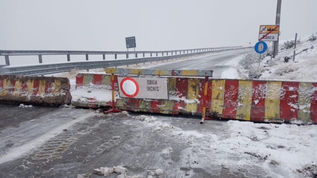 Transalpina este blocată între Rânca și Obârșia Lotrului din cauza vremii severe: județul Gorj se află sub alertă portocalie de ninsoare intensă