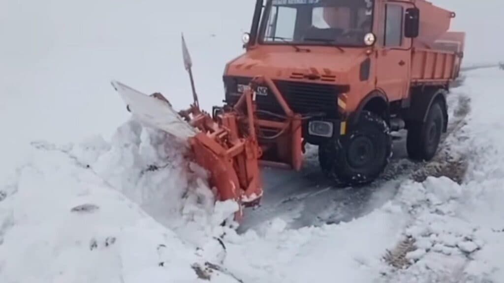 Transalpina, închisă din cauza viscolului: zăpada a atins 40 de centimetri