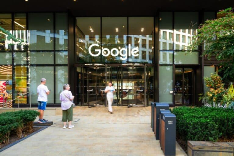 Regatul Unit impune reguli stricte asupra Google Search, redefinind statutul acestuia pe piață