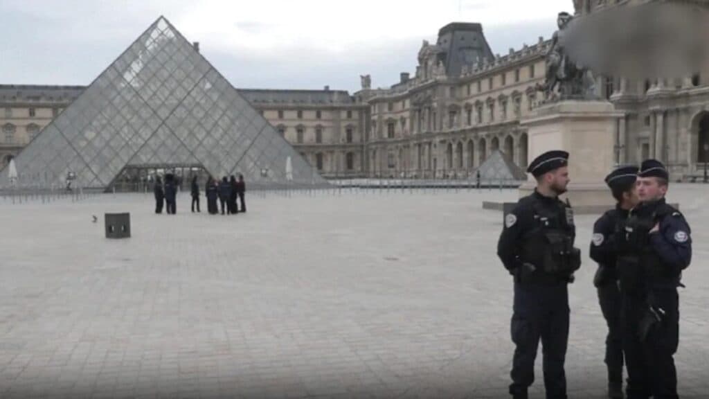 Unul dintre infractorii care au atacat Luvru a fost prins în flagrant de un turist. Cel mai protejat muzeu din lume a fost ținta unei spargeri fără precedent