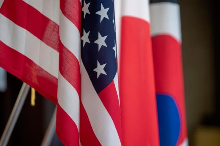 Statele Unite își consolidează parteneriatele cu Japonia și Coreea de Sud în domeniul inteligenței artificiale, semiconductorilor și biotehnologiei