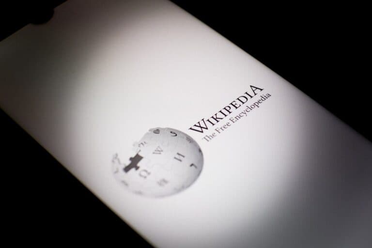 Wikipedia susține că traficul scade din cauza rezumatelor căutate de AI și a clipurilor sociale