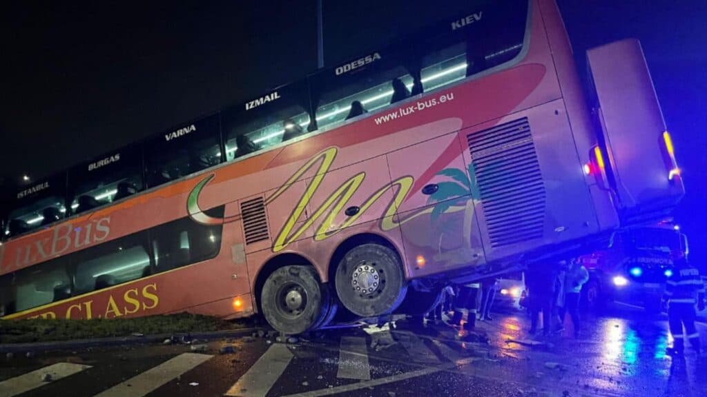 Incident dramatic în Baldovinești, Brăila: un autocar cu turiști s-a răsturnat