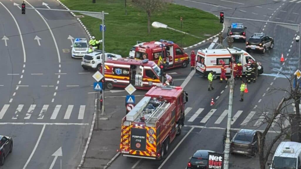 Coliziune în inima Capitalei: Ambulanță cu militari implicată, trafic blocat. Intervenția Poliției Militare este în curs de desfășurare