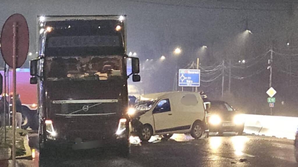 Coliziune pe DN5, în Jilava: o dubă de curierat a impactat un TIR oprit pe marginea șoselei