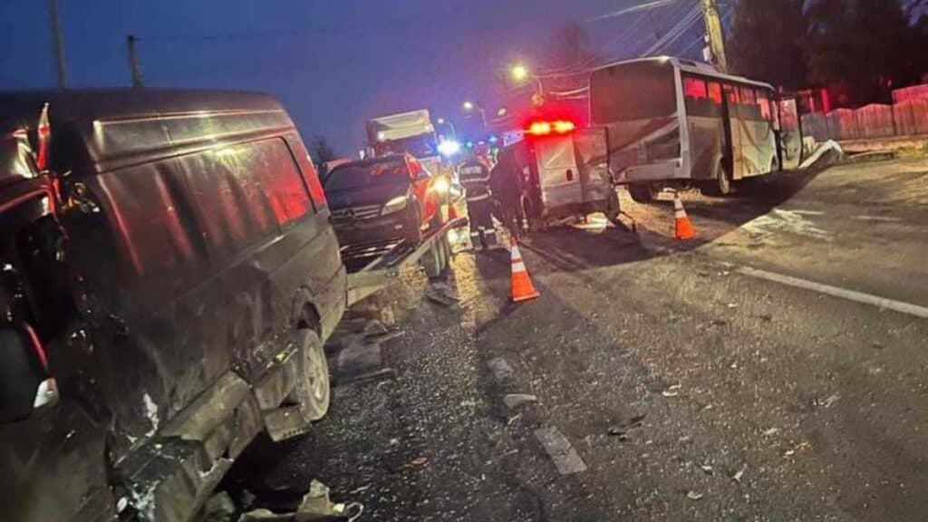 Coliziune pe șoselele Sucevei: două autoutilitare și un autocar implicate, mai multe persoane rănite în urma accidentului