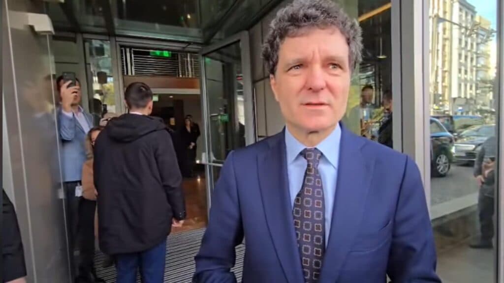 Scântei în stradă: Protestatarul Ceaușescu îi cere lui Nicușor Dan „Banii din borcan!”