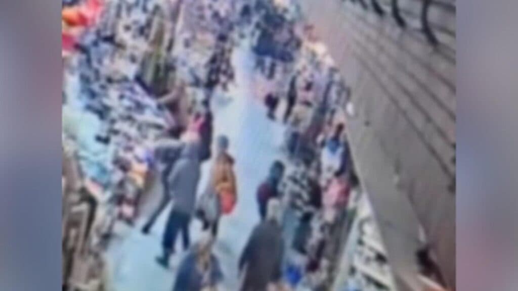 Bătrân de 74 de ani, atacat brutal de un comerciant din Obor. Victima se află în comă, iar agresorul a fost prins