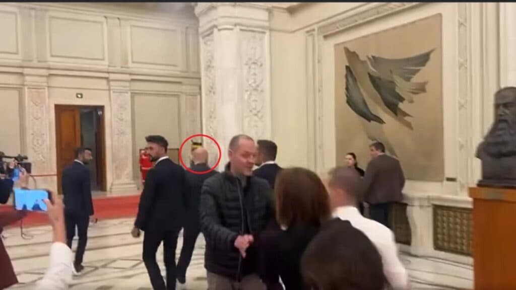 Bolojan, atac uluitor împotriva presei. „Împăratul sărăciei” își trimite oamenii să-i alunge pe jurnaliști pentru a-și ascunde plecarea din Parlament