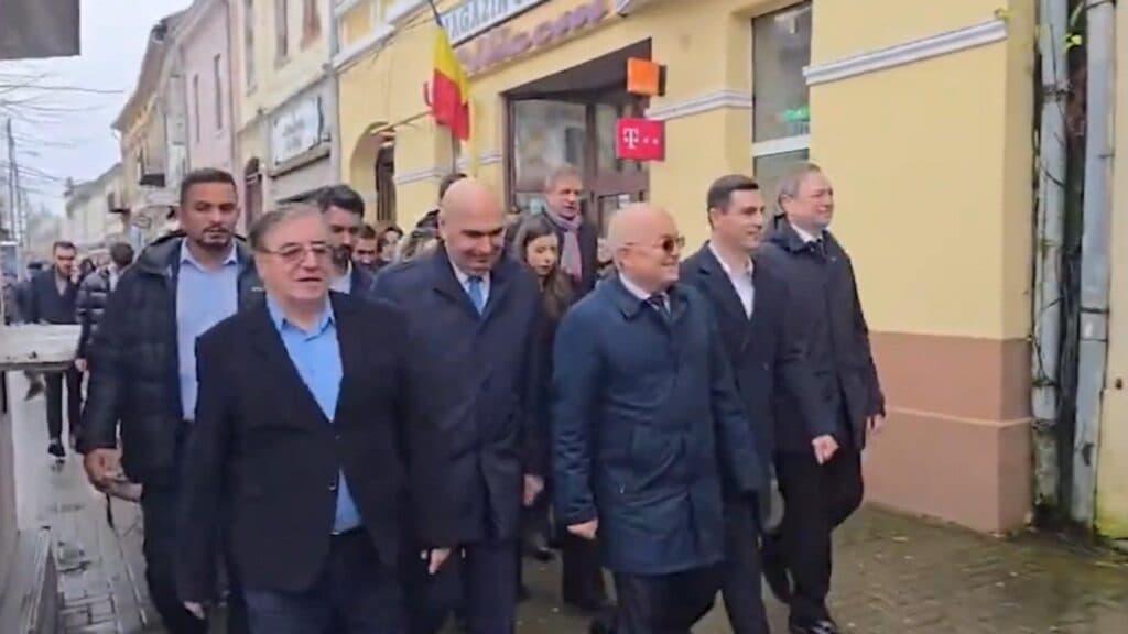 Bolojan și Boc, întâmpinați cu huiduieli pe stradă. Răspuns umilitor: susținătorii lui „Ilie Sărăcie” își bat joc de o femeie supărată