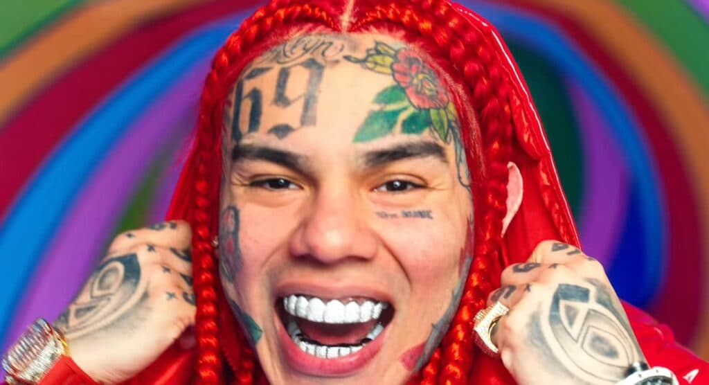 Locuința lui Tekashi 6ix9ine a fost atacată de indivizi înarmați! Mama artistului din hitul ‘Beach, Please!’ a fost reținută cu violență