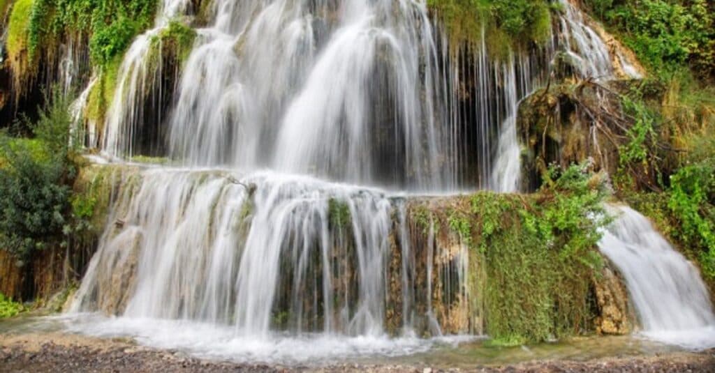 Cascada cu apă minerală din România: un colț ascuns al lumii care merită descoperit. Dan Negru: „Dacă ar fi fost în Europa, ar fi fost inundată de turiști.”