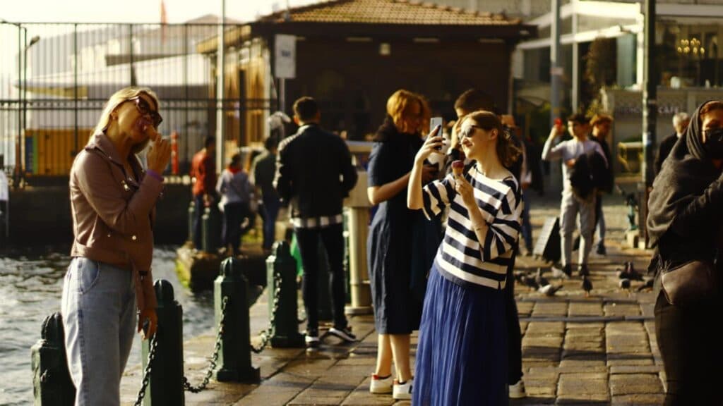 Tragedie îngrozitoare în Istanbul: O mamă și cei doi copii ai ei au decedat după ce au mâncat mâncare de stradă, iar tatăl se află în stare gravă