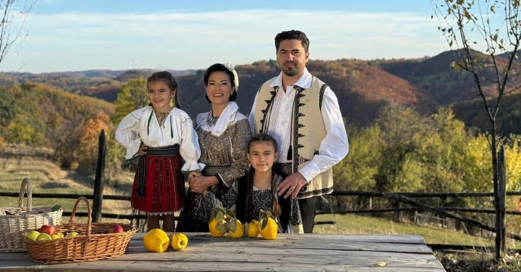Momente pline de emoție! Olguța Berbec alături de fiicele sale, revizitând colțurile dragi ale copilăriei