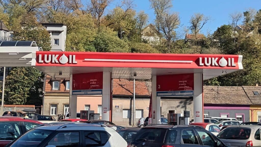 Ce strategii are România pentru rafinăria Lukoil și stațiile de alimentare? Ilie Bolojan dezvăluie detalii inedite