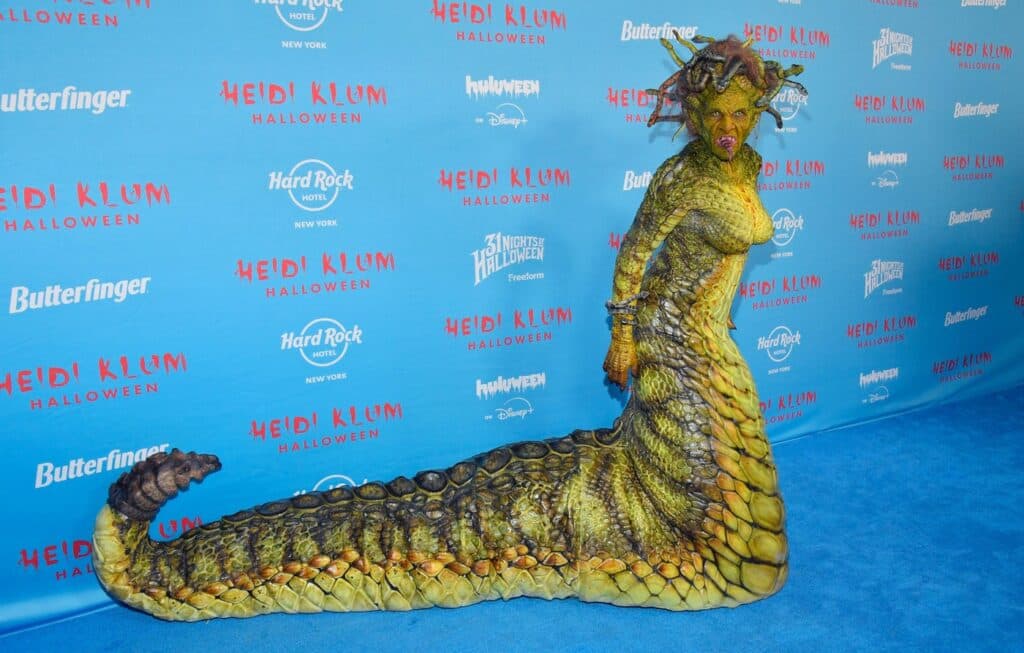 Actrița renumită care a surprins pe toată lumea de Halloween! Îți dai seama cine se află în spatele măștii Medusa?