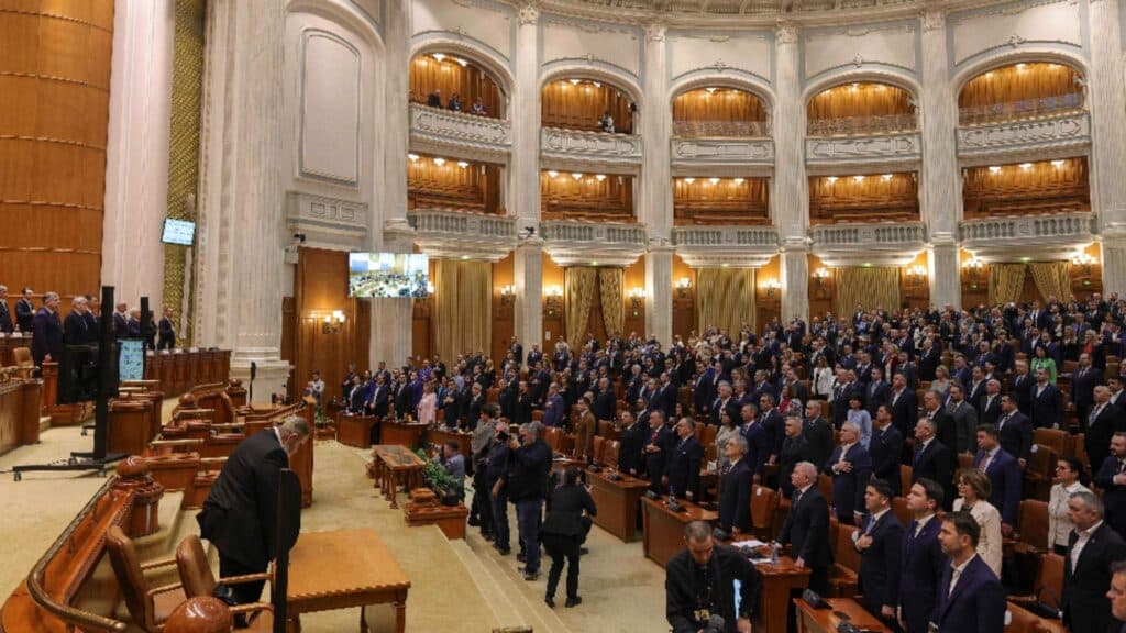 Cine dă, acela primește: Aleșii și liderii numiți politic scăpați de limita pensiei cumulate cu salariul