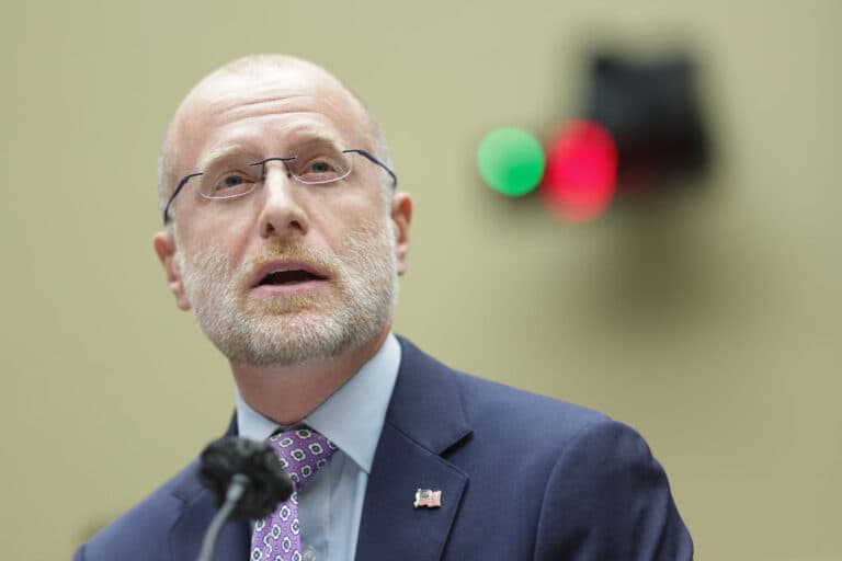 În ciuda atacurilor cibernetice din China, FCC-ul lui Trump decide să renunțe la regulile de securitate pentru companiile de telefonie și internet