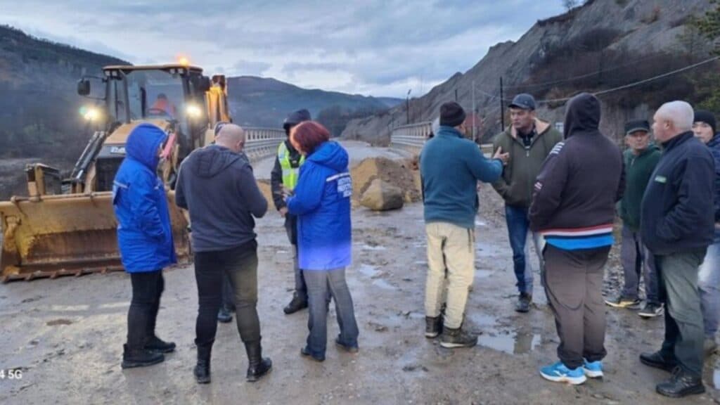 Buzău sub ape: Un drum județean a suferit daune severe din cauza ploilor recente