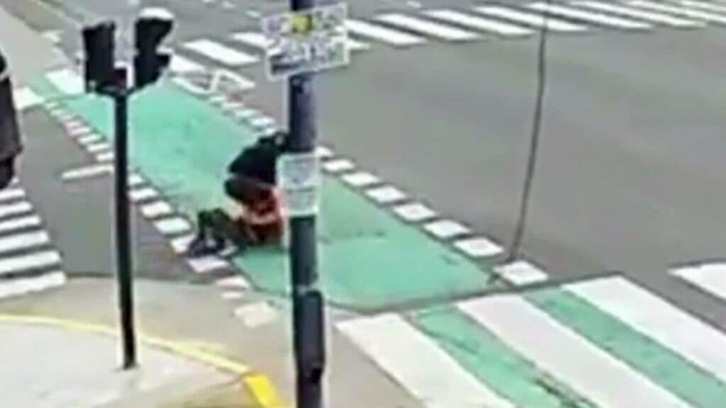 Doi infractori pe două roți au dat greș în încercarea de a jefui o turistă, iar răspunsul acesteia a cucerit internetul