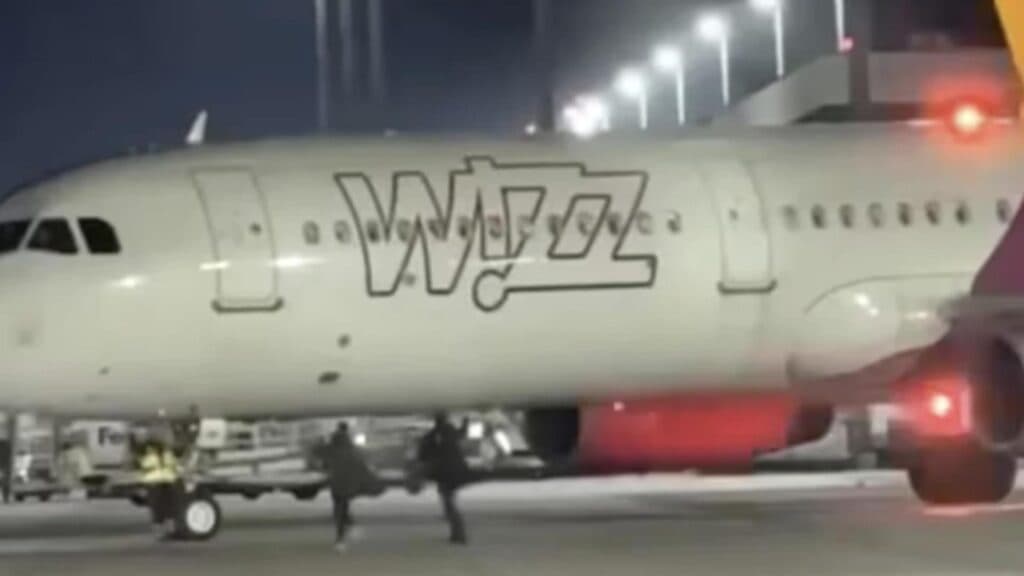 Doi români au generat haos pe aeroportul din Köln, încercând să blocheze decolarea unui avion